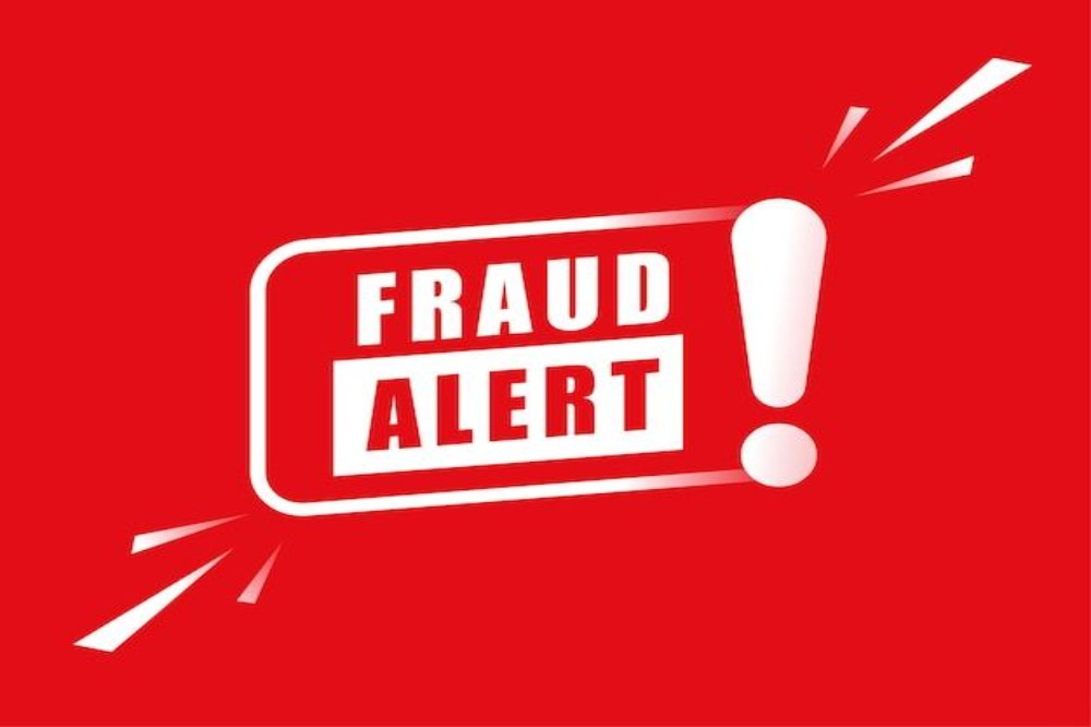 पोलीस असल्याची बतावणी करुन लाखाची फसवणूक
